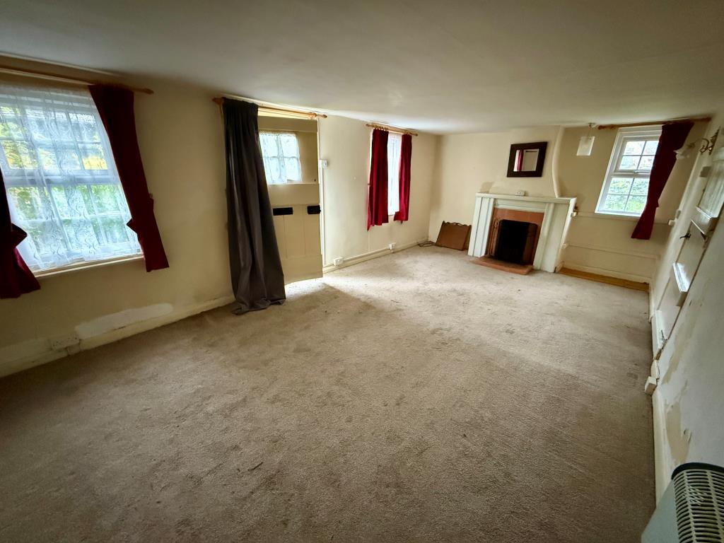 Lot: 138 - ATTRACTIVE COTTAGE WITH PERMISSION FOR LARGE EXTENSION - Living room with fireplace